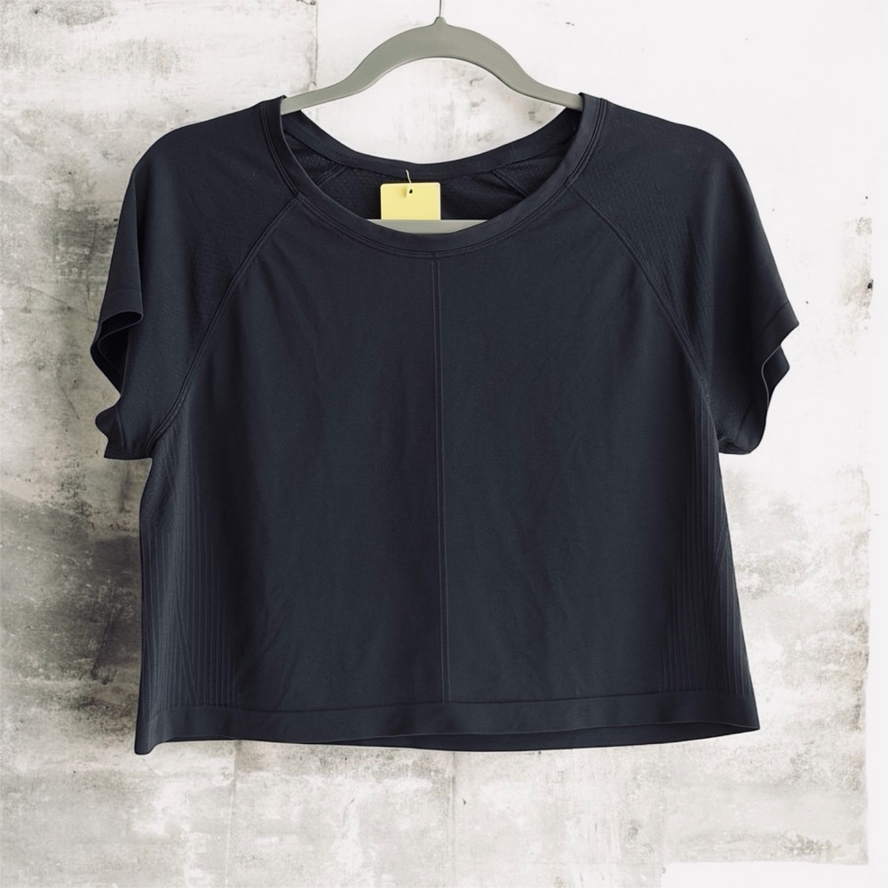 NWT Women’s All in Motion Black Short Sleeve Boxy Seamless Top – Size S